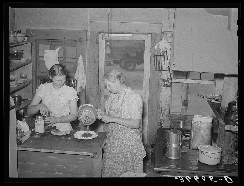 A mother and her daughter working side by side in the kitchen of the café the daughter runs with her husband, Pie Town, New Mexico, photographed in June 1940 by Russell Lee for the Farm Security Administration.